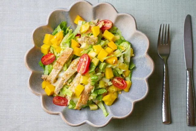Ensalada César tropical de pollo y mango.