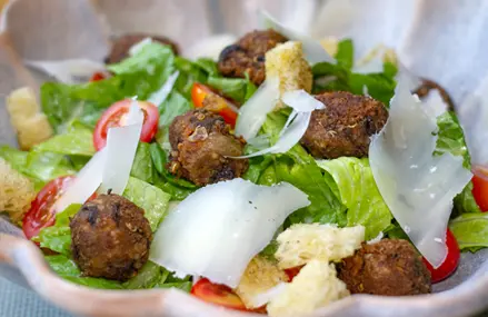 Ensalada de albóndigas vegetariana.