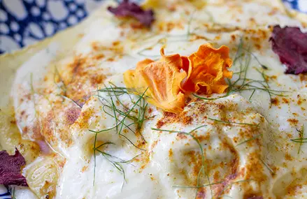 Raviolis de chivo y queso fundido.