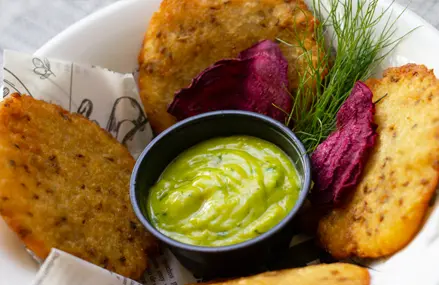Arepitas de yuca con guacamole (6 pz).