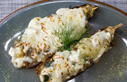 Berenjenas rostizadas con feta y mozzarella.