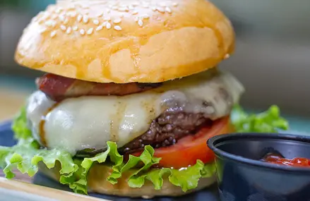 Hamburguesa clásica Bacon & Cheese.