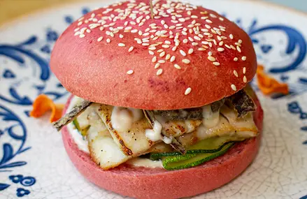 Hamburguesa rosada de dorado.