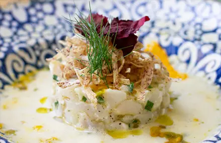 Ceviche de dorado, chinola y ron.