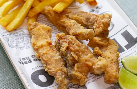 Dorado empanizado con papitas o puré.