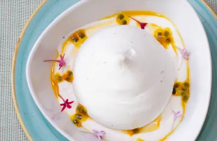 Pavlova de lima y chinola.
