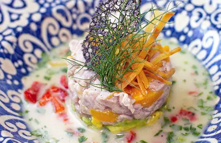 Ceviche de atún, leche de tigre y pimientos asados.