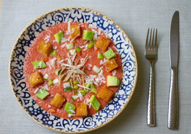 Gazpacho con aguacate y crotones de parmesano.