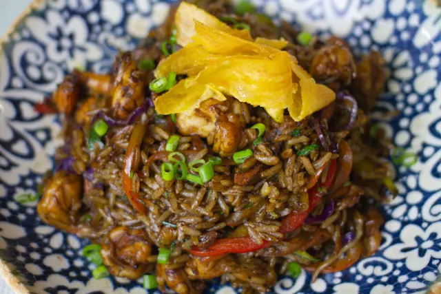 Chowfan mixto (camarones y pollo).