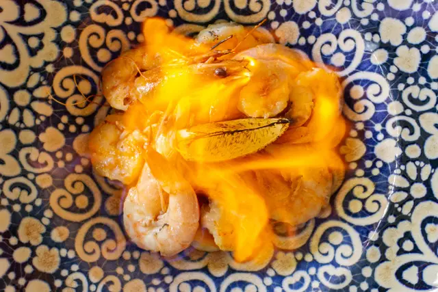 Camarones flambeados.