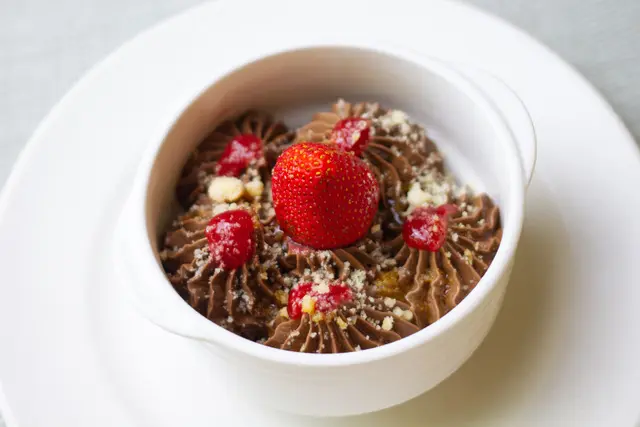 Semifrío chocolate negro, crumble de caramelo salado y fresas.