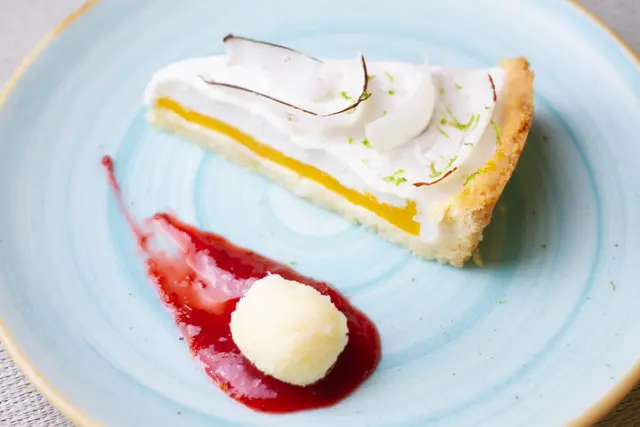 Panna cotta de coco y lima con gelée de mango y galletica de coco.