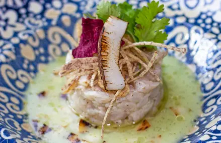Ceviche de marlín, leche de tigre y coco tostado.