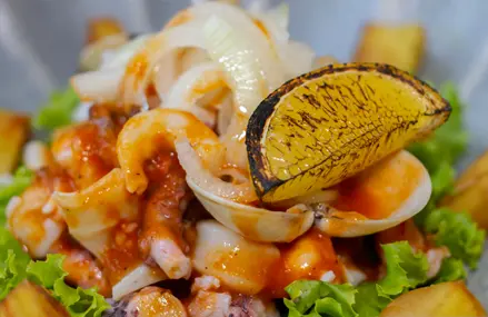 Salpicón de mariscos y batata.