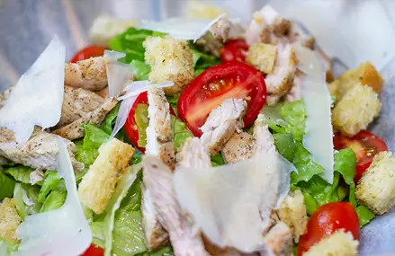 Ensalada César tropical de pollo y mango.