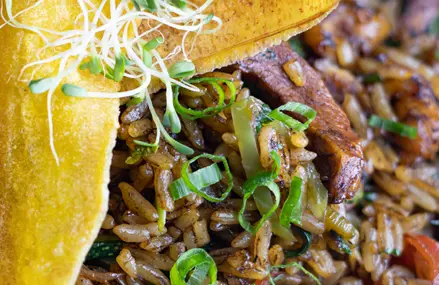 Chowfan mixto (camarones y pollo).