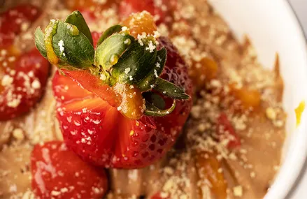Semifrío chocolate negro, crumble de caramelo salado y fresas.