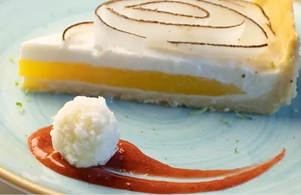 Panna cotta de coco y lima con gelée de mango y galletica de coco.